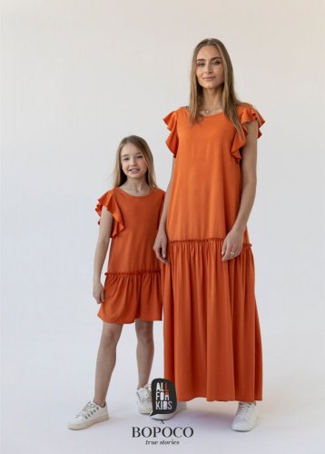 Dámske orange elegantné šaty s volánom